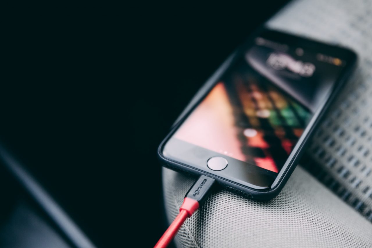 Los mejores cargadores rápidos para iPhone: la batería de tu teléfono Apple  al 100% en mucho menos tiempo