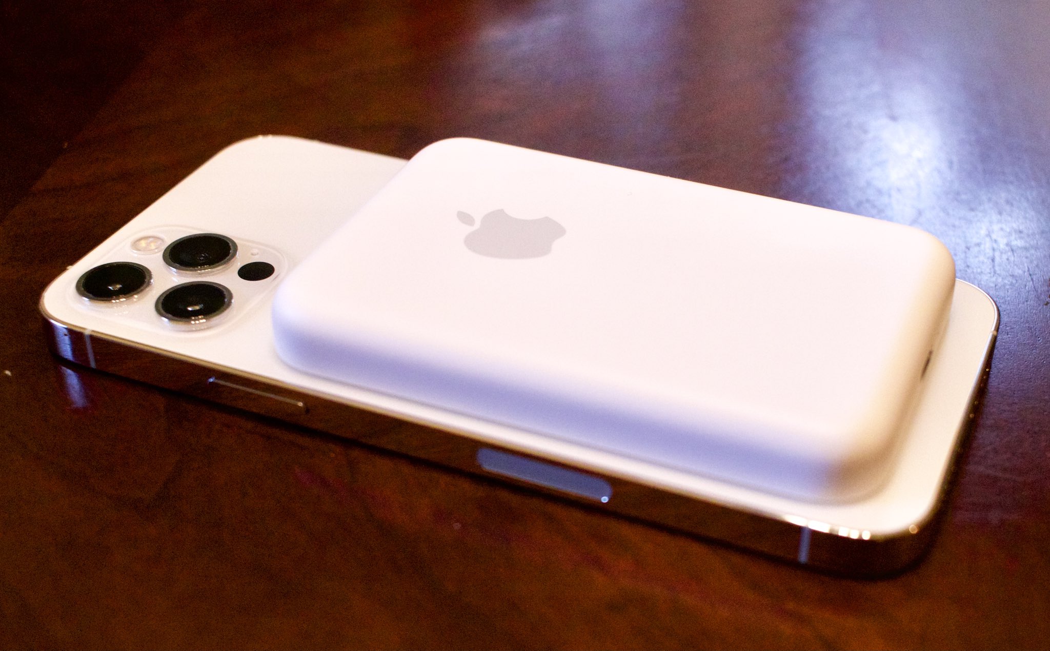 🔋Cargador portátil Apple ¿Sabes por qué es el mejor ? La batería externa  MagSafe está diseñada para cargar SIN CABLE, de manera rápida y …